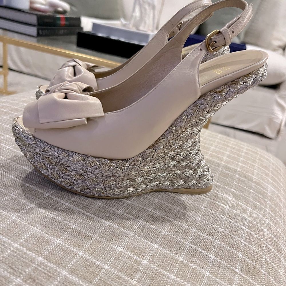 Stuart Weitzman Softbow metallic wedge size 6.5 - Picture 2 of 10